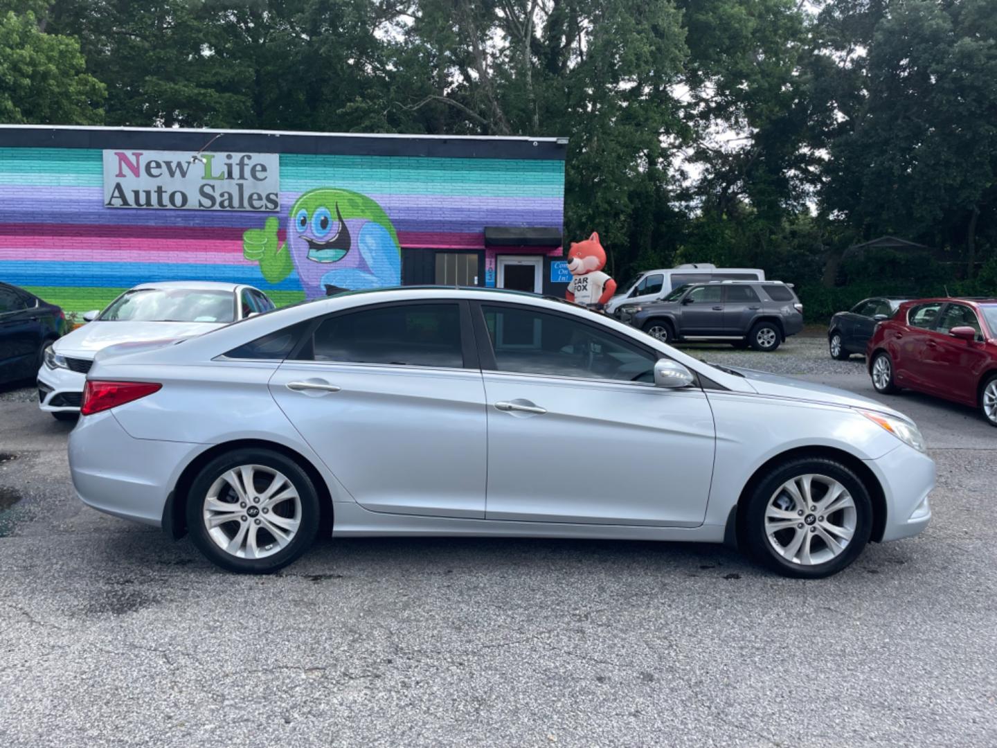 2013 SILVER HYUNDAI SONATA SE (5NPEC4AC6DH) with an 2.4L engine, Automatic transmission, located at 5103 Dorchester Rd., Charleston, SC, 29418-5607, (843) 767-1122, 36.245171, -115.228050 - Clean Interior with Leather, Double Sunroof, Navigation, Backup Camera, CD/AUX/Sat/Bluetooth, Dual Climate Control, Power Everything (windows, locks, seats, mirrors), Heated Seats, Push Button Start, Keyless Entry, Alloy Wheels. Local Trade-in!! Located at New Life Auto Sales! 2023 WINNER for Post - Photo#7